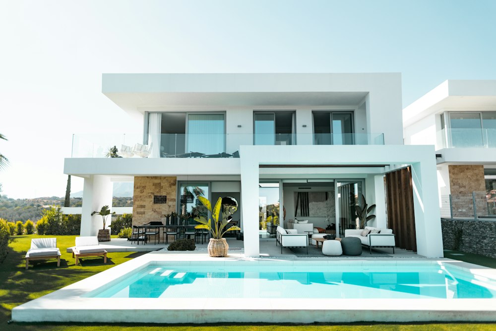 Sarıyer Zekeriyaköy'de Müstakil Havuzlu & Bahçeli 4+1 Kiralık Villa